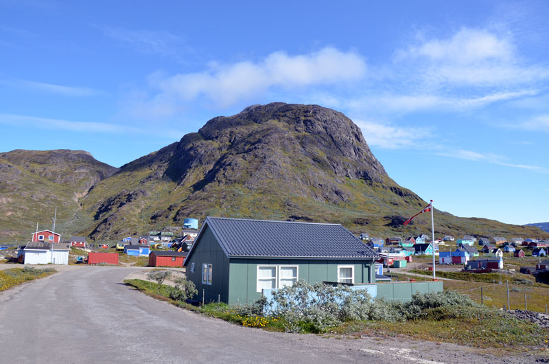 det store fjeld "Qaqqarsuaq" på 685 meter, kan bestiges ved at følge de orange prikker, den er stejl, men ikke livsfarlig