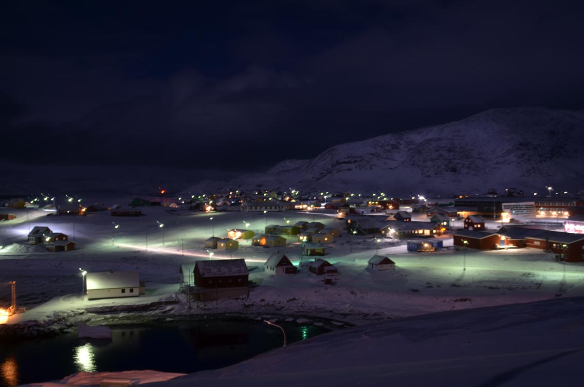 Narsaq belyst af månen i November natten